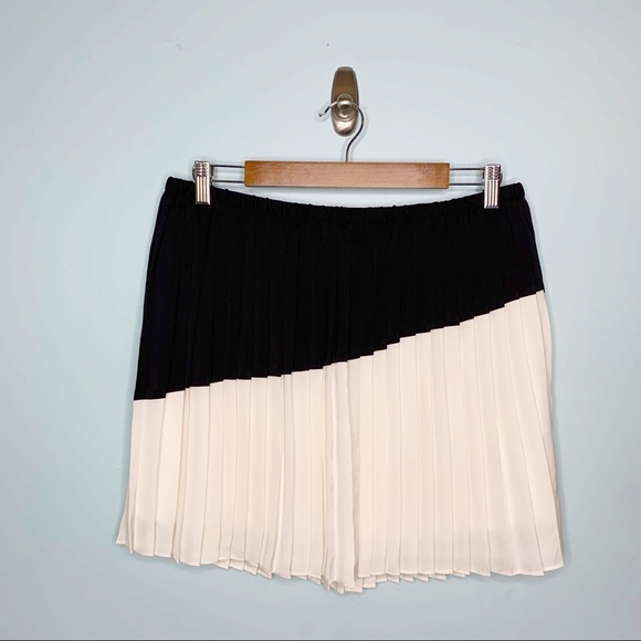 Banana Republic Factory Asymmetrical Pleated Skirt - Picture 2 of 7